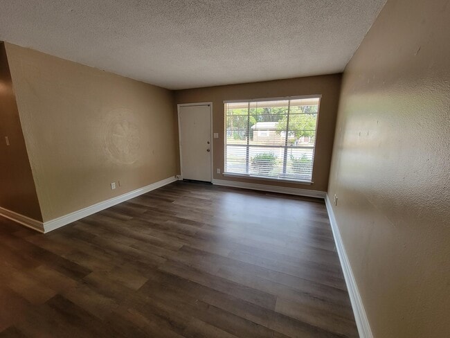 Foto del edificio - 515 Tall Pines St