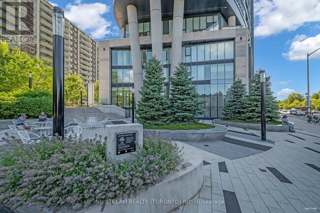 Photo du bâtiment - 585-585 Bloor St E