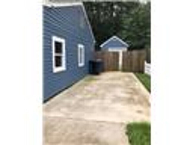 Building Photo - 3 BED / 2 BATH SINGLE FAMILY