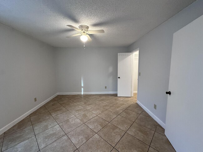 Building Photo - 4606 Commander Dr