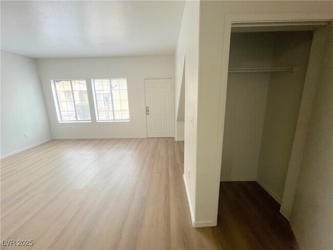 Foto del edificio - 2041 Hussium Hills St