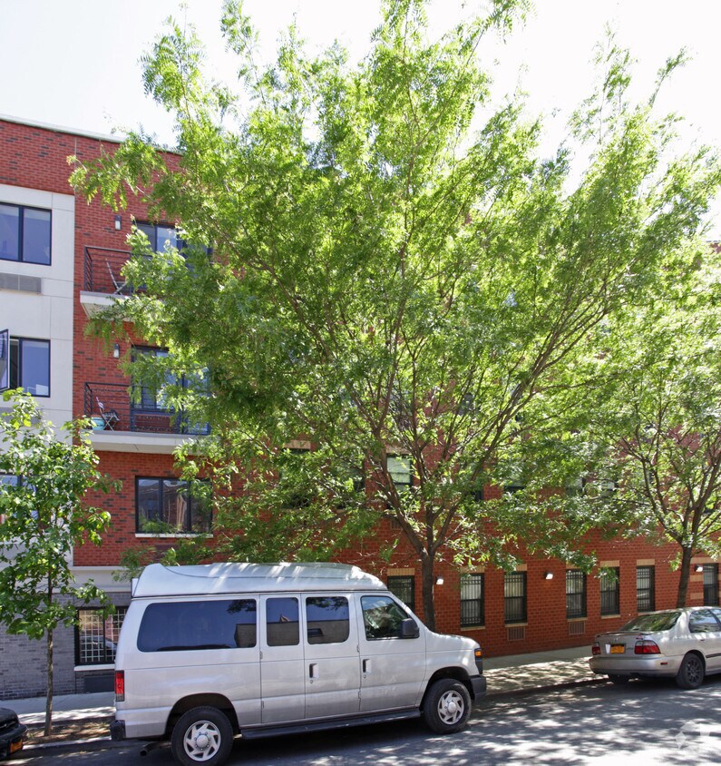 Foto del edificio - Emma Feliciano Apartments