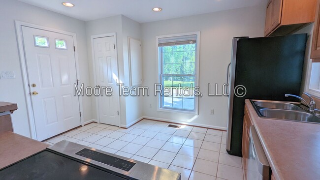 Building Photo - Turnabout Lane Duplex