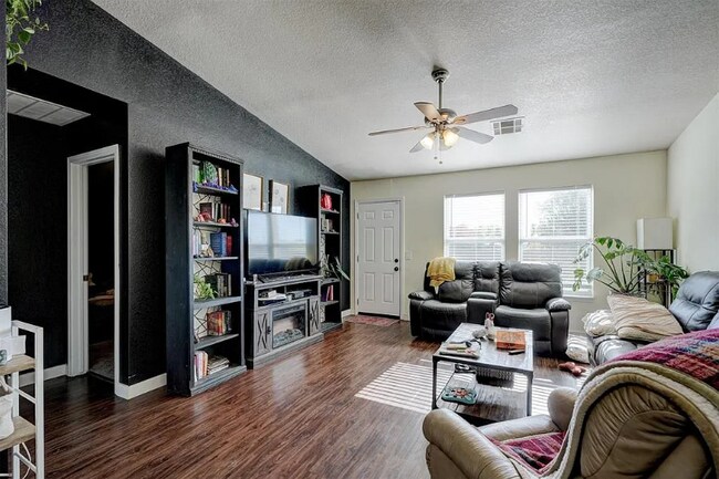 Building Photo - 120 Rob Ln