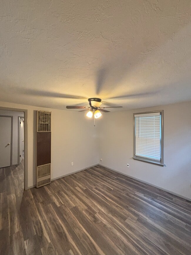 Building Photo - 312 W Oakland St