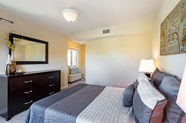 Building Photo - Gorgeous Spacious TownHome in Downtown Mou...