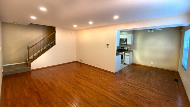 Living_View1 - 353 Ashwood Ct