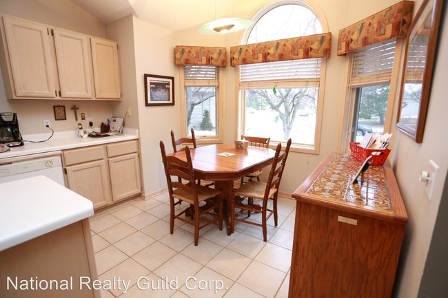 Building Photo - 7003 Oak Pointe Curv
