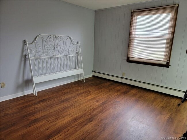 Building Photo - 76 Maple St