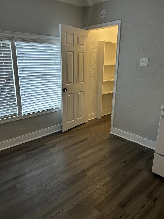 Building Photo - 1709 W 4th St