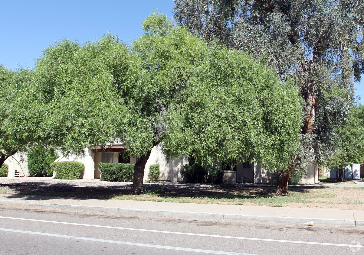 Building Photo - 724 W Knox Rd