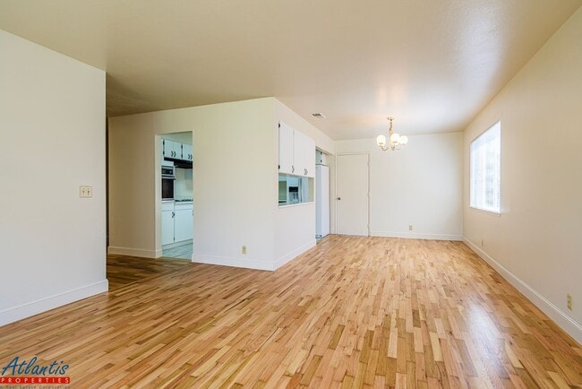 Building Photo - Lovely Cul-De-Sac Home | Private Yards