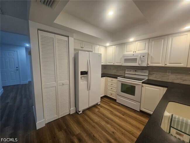 Building Photo - 5989 Hillyer Ct