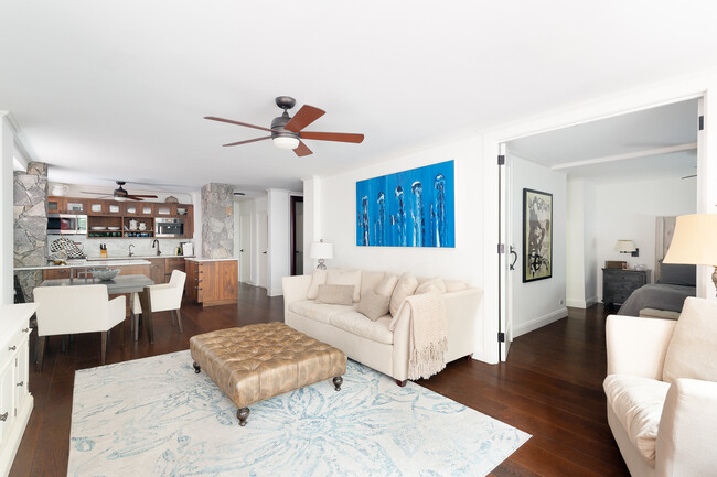 Living room - 251 E 51st St