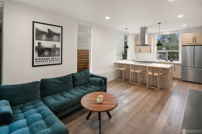 Foto del edificio - Modern 3-Bedroom Townhouse with Rooftop Deck & Parking | Seattle