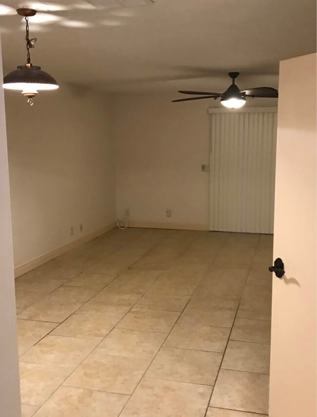 Área de estar - 2110 NE 38th Ave