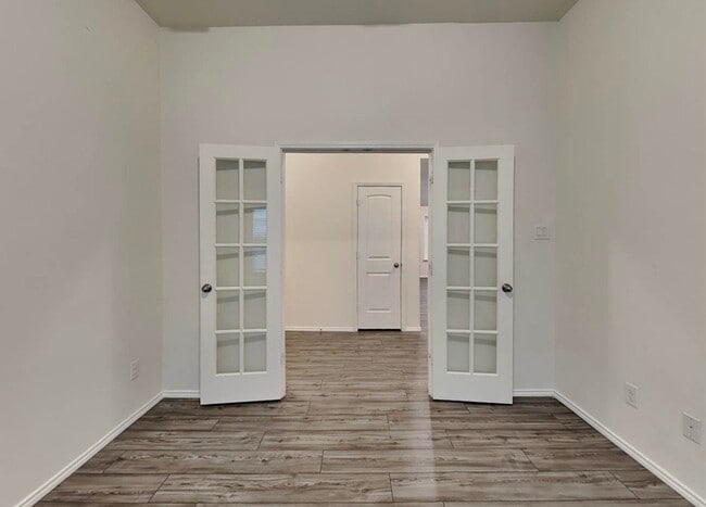 Building Photo - 1800 Alamandine Ave
