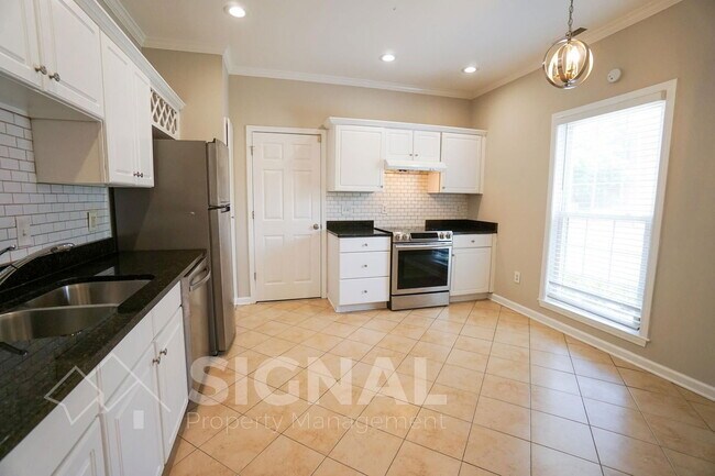 Building Photo - 2825 7 Oaks Cir