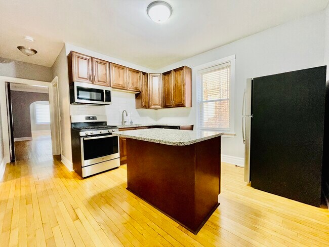 Building Photo - 3330 N Avers Ave