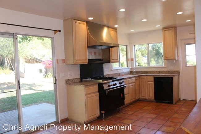 Building Photo - 920 Flora Vista Dr