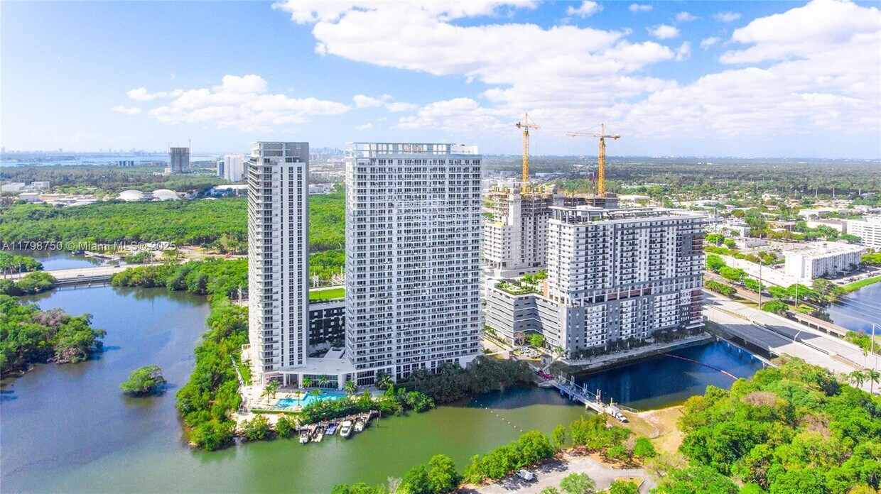 Foto principal - 16385 Biscayne Blvd