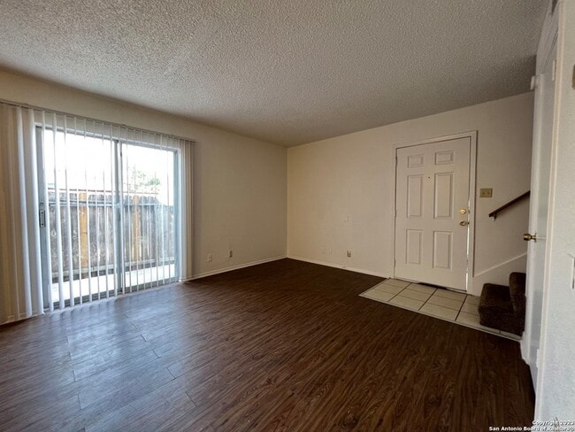 Building Photo - 211 Sprucewood Ln
