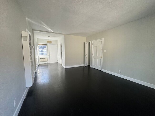 Foto del edificio - 1325 S Highland Ave