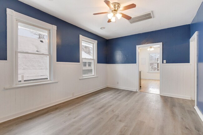 main living - 1035 Victoria St N