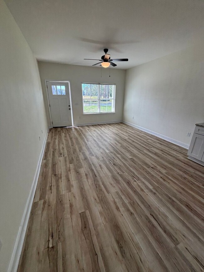 Foto del edificio - Brand New 3 Bedroom, 2 Bathroom Duplex in ...
