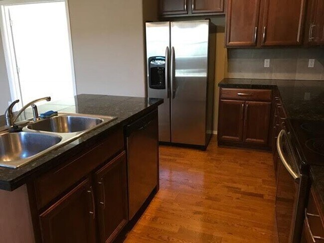 Foto del edificio - Beautiful 2 Bedroom, 2.5 Bath Townhome near E470 with 2 Car Garage and Gas Fireplace1