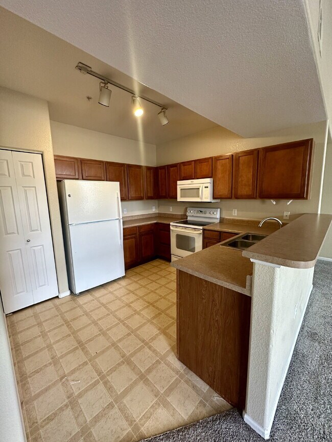 Foto del edificio - $500 OFF YOUR FIRST MONTHS RENT! Don't Miss This 3BR/ 2BA Condo with 1 car garage @ Creek Side In...