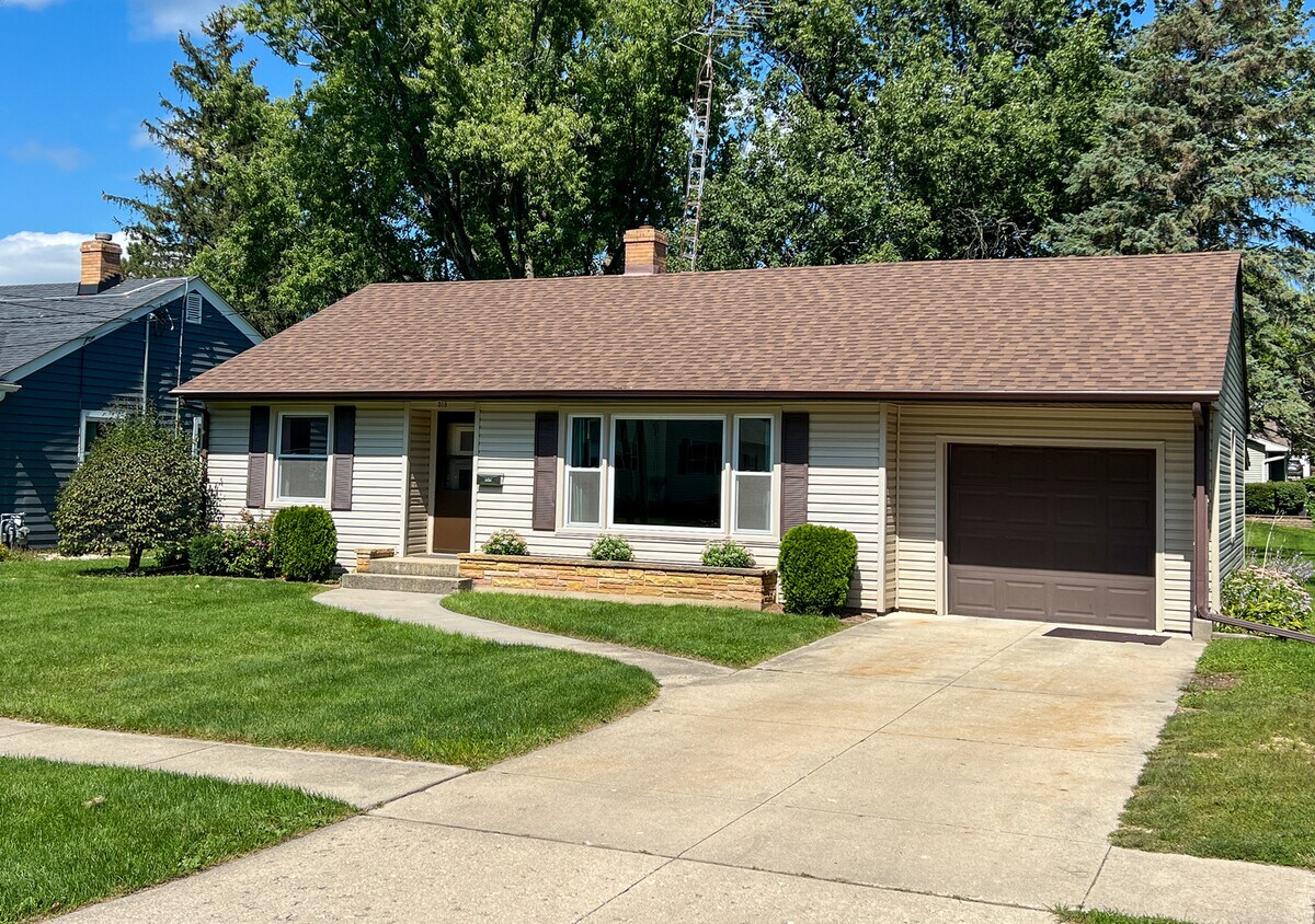 Primary Photo - 315 Schryver Ave