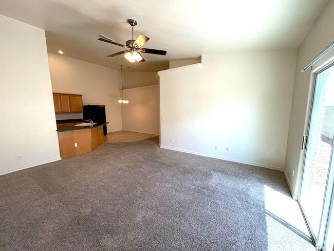 Building Photo - Great 3 Bedroom Duplex near the Kingman Hospital!