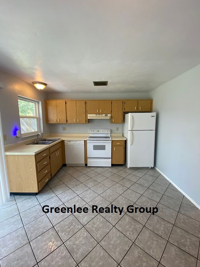 Building Photo - Updated 2 Bed/ 2 Bath/  1 Car Garage Home ...