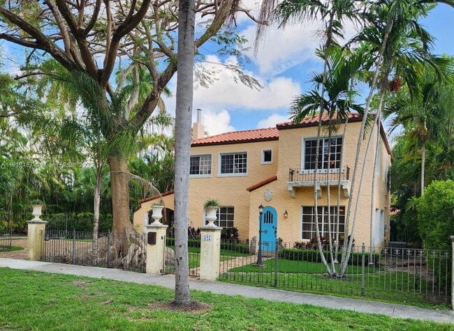 Foto del edificio - 327 Menores Ave