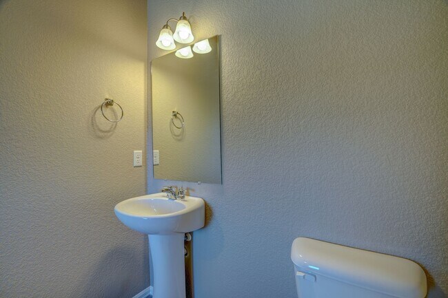 Foto del edificio - Newer construction, Town Home, 3 beds, wit...