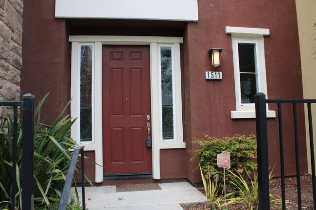 Building Photo - Beautiful 3 Bed, 3 Bath Condo in Perfect M...
