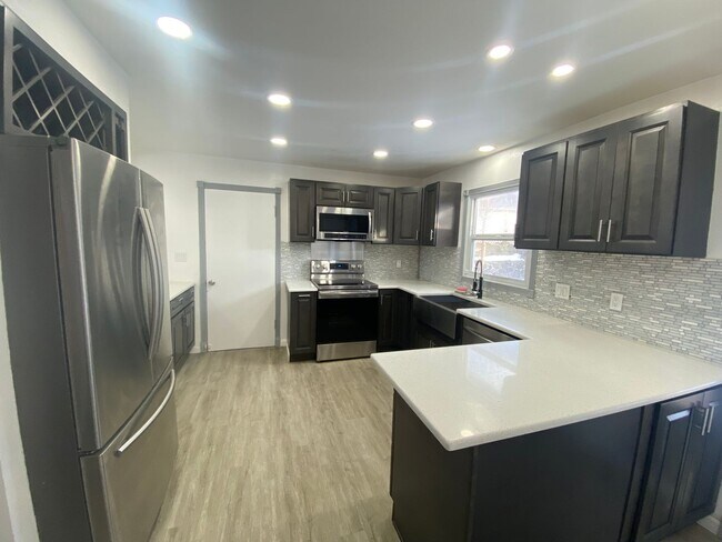 Building Photo - Application Pending - 3 Bedroom Home For R...