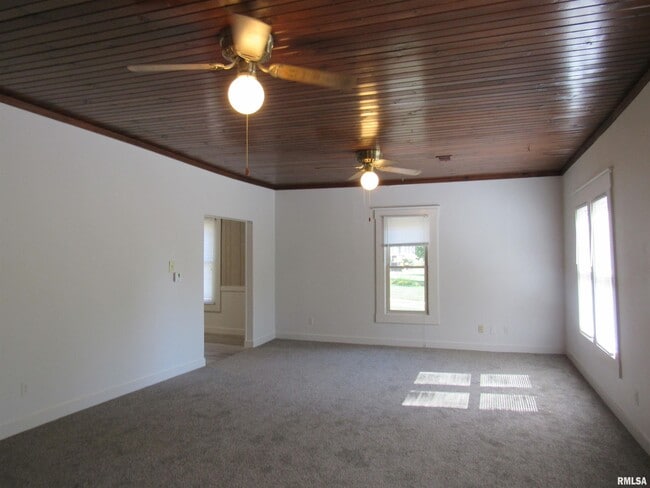 Building Photo - 2302 E 11th St