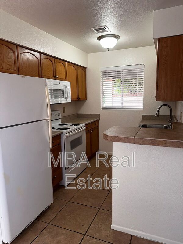 Building Photo - 195 N Cottonwood St