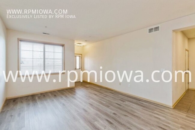 Foto del edificio - WEST DES MOINES TOWNHOME!! 2 Bedrooms, 2.5...