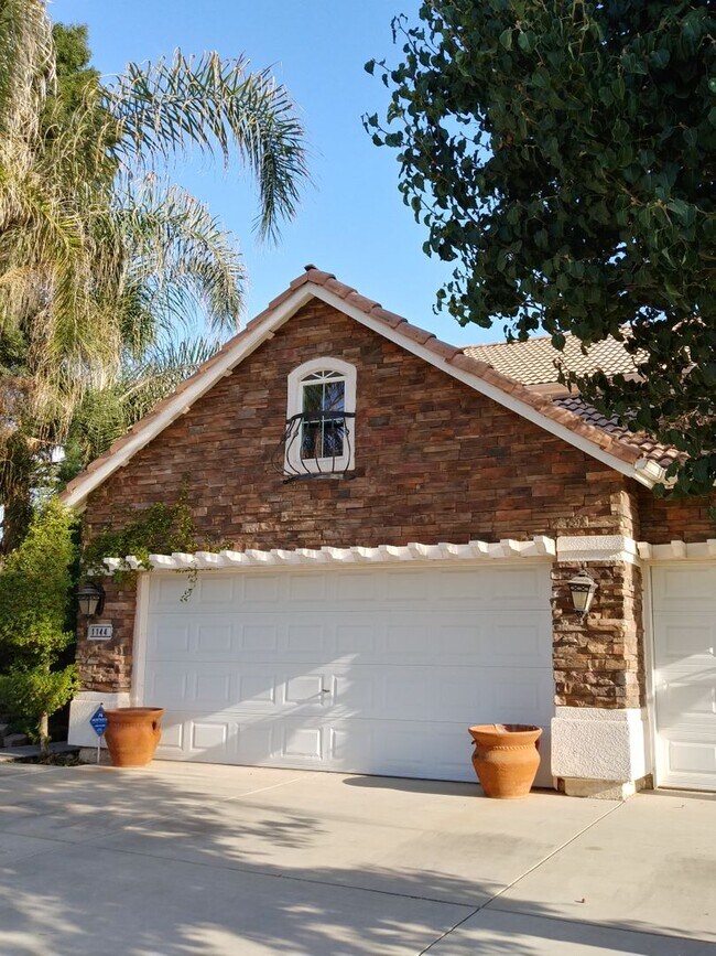 Building Photo - Four bedroom, 3 bathroom