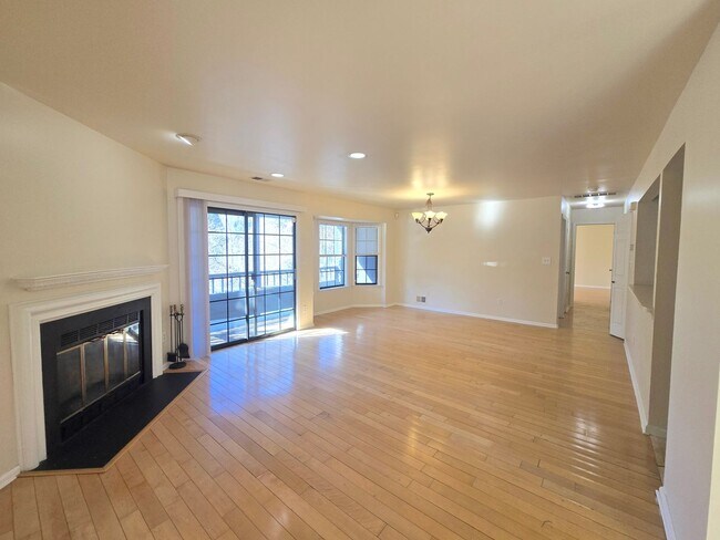 Foto del edificio - Commuter's delight! Spacious 2nd fl: 2-bed, 2-bath condo with fireplace, washer & dryer & off-str...