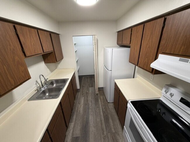 Foto del edificio - MOVE-IN Ready - 2 bedroom, One Bath - Top Floor with Private balcony and Central A/C!