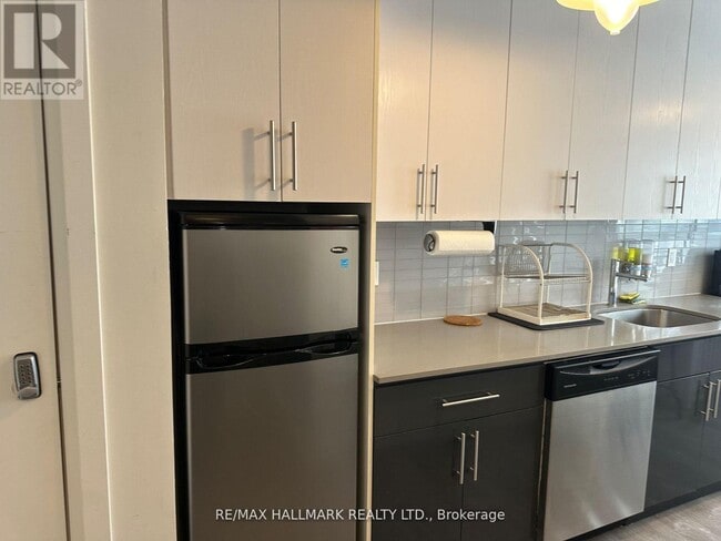 Building Photo - 595 St Clair Ave W