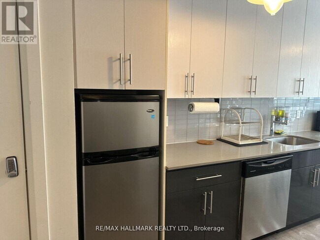 Photo du bâtiment - 595 St Clair Ave W