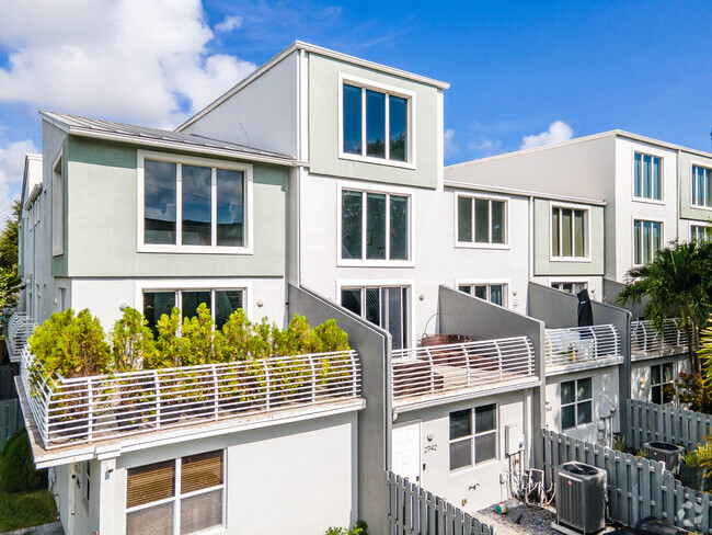 Building Photo - Lofts of Wilton Manor