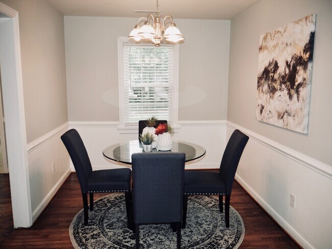 Building Photo - Beautiful 3 Bedroom, 2 Bathroom House Avai...