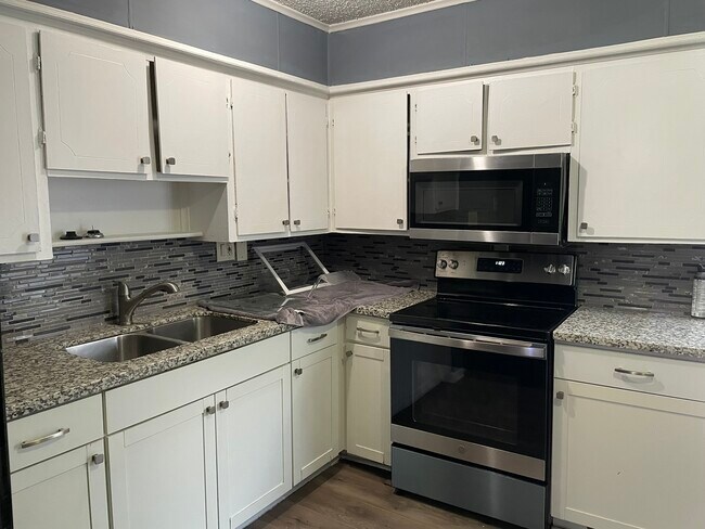 Building Photo - 2330 Cedar Dr