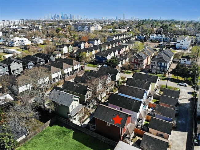 Building Photo - 1047 W 16th St